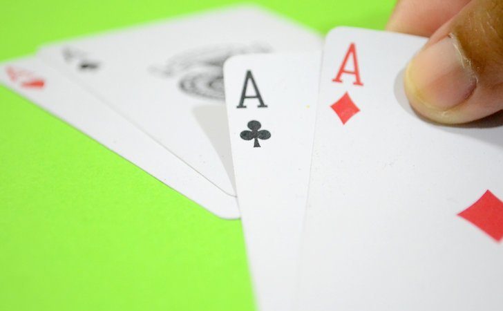Persamaan & Perbedaan dari 3 Kombinasi Kartu Poker